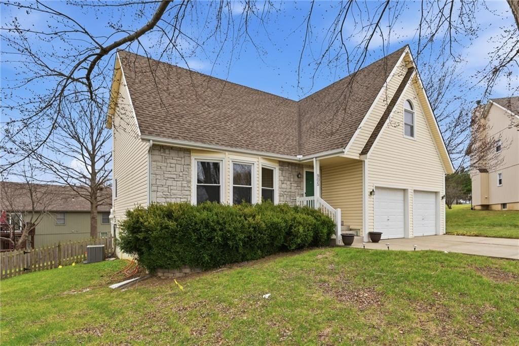 905 NE Kenwood Drive — photo 3
