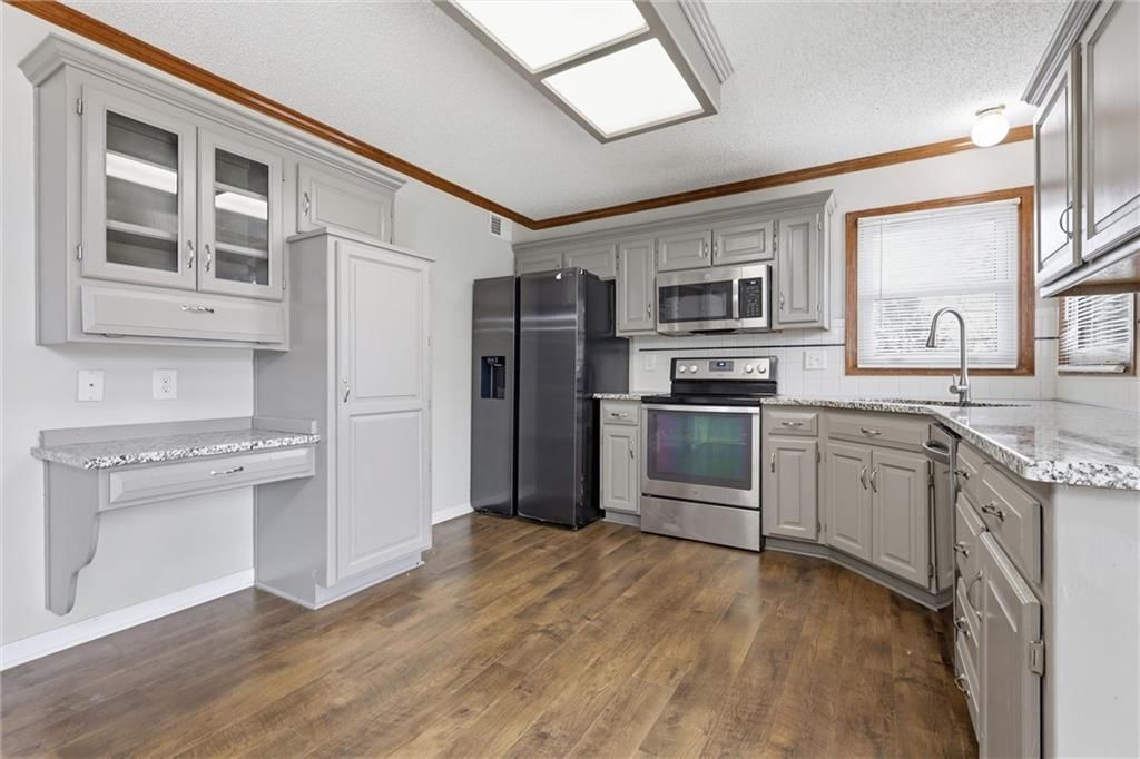 905 NE Kenwood Drive — photo 10