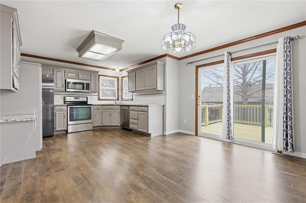 905 NE Kenwood Drive — photo 12
