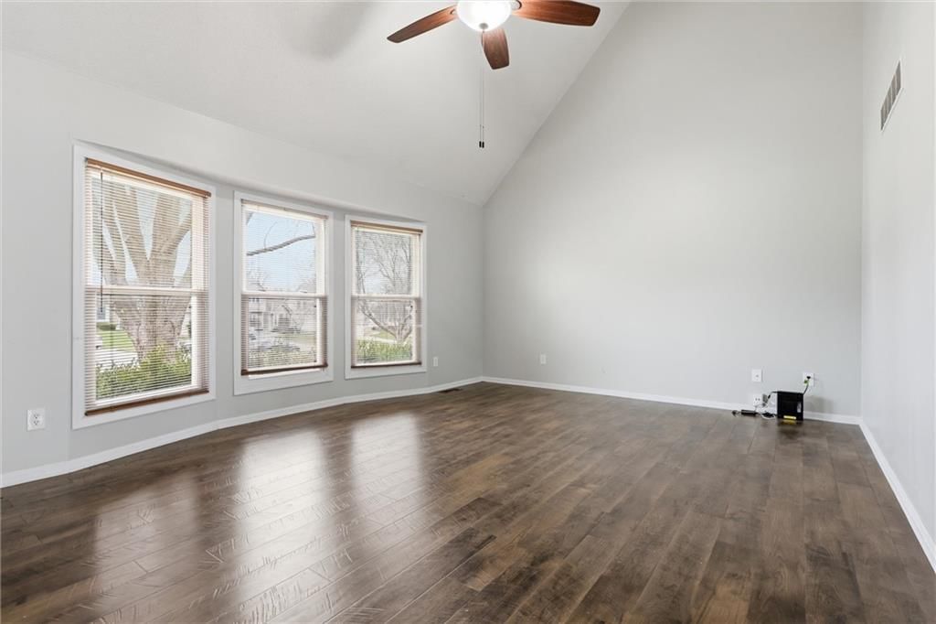 905 NE Kenwood Drive — photo 17