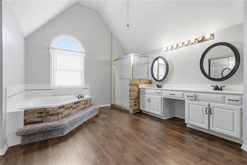 905 NE Kenwood Drive — photo 18