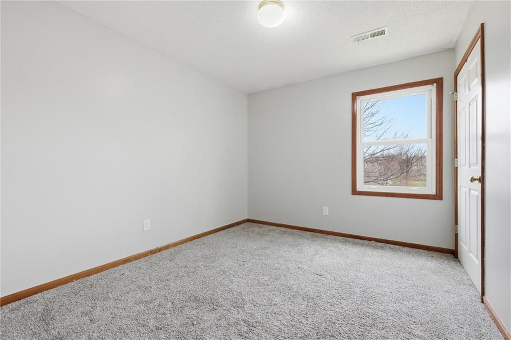 905 NE Kenwood Drive — photo 21