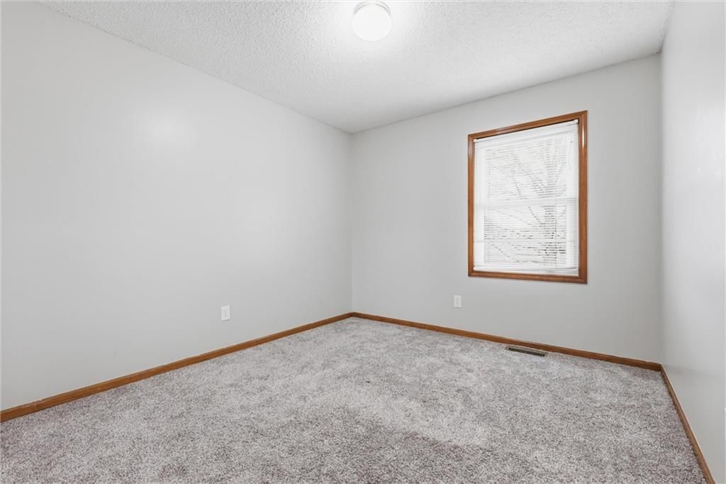 905 NE Kenwood Drive — photo 22