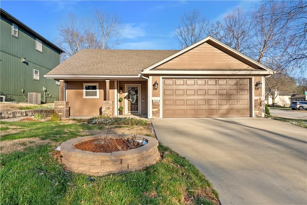 300 NW FOX HOLLOW Lane, Blue Springs, MO