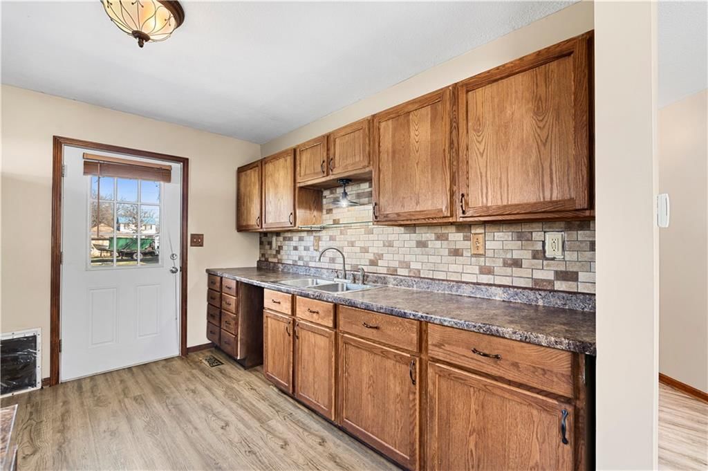 208 W Park Street — photo 15