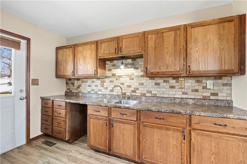208 W Park Street — photo 16
