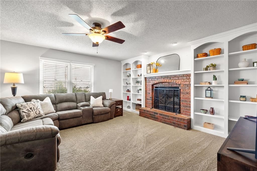 11943 S Hallet Street — photo 4