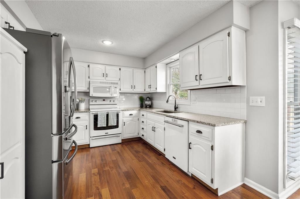 11943 S Hallet Street — photo 7