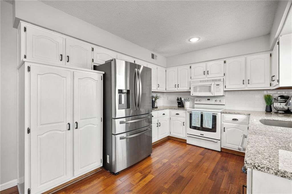11943 S Hallet Street — photo 8
