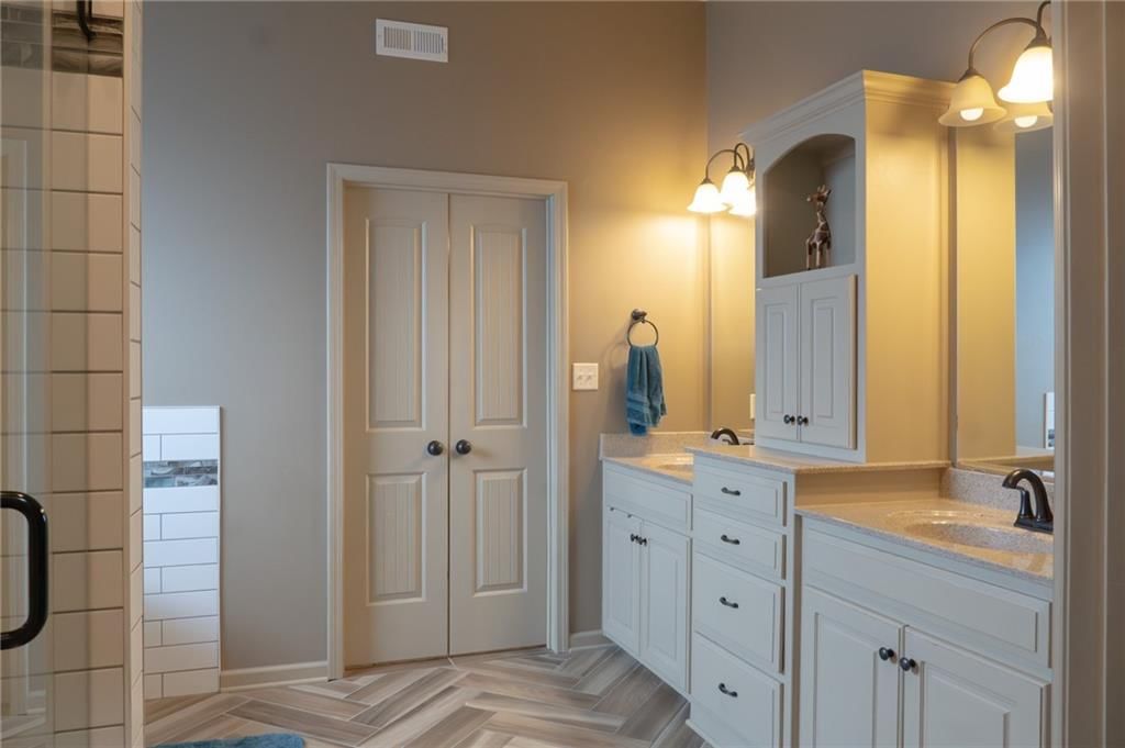 1329 SW MERRYMAN Drive — photo 8