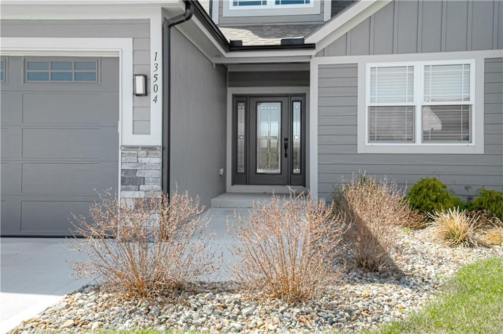 13504 Oakridge Drive — photo 2