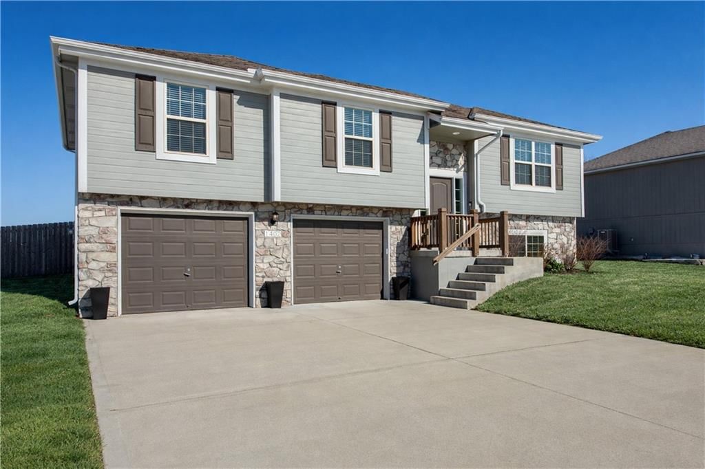1402 SW 9th Terrace, Oak Grove, MO