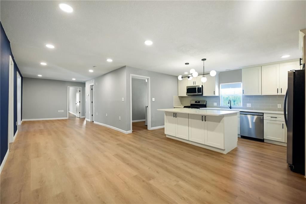 210 W Grand Street — photo 5
