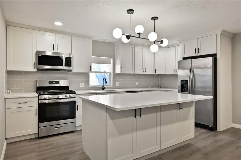 210 W Grand Street — photo 6