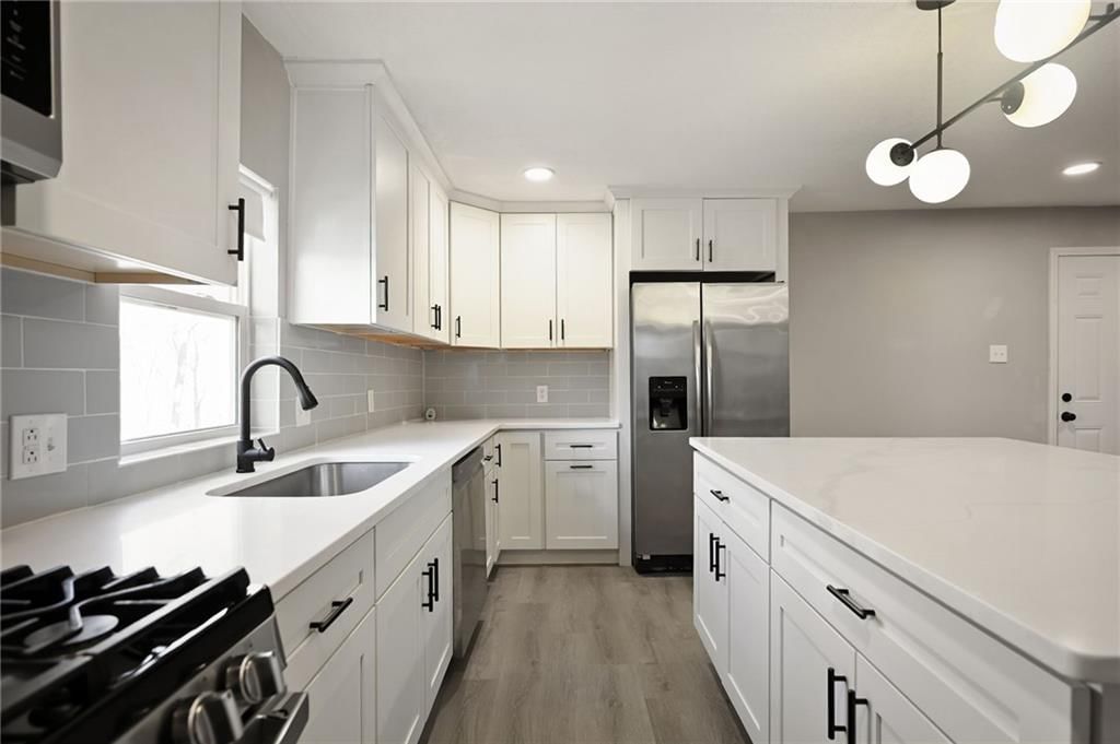 210 W Grand Street — photo 7