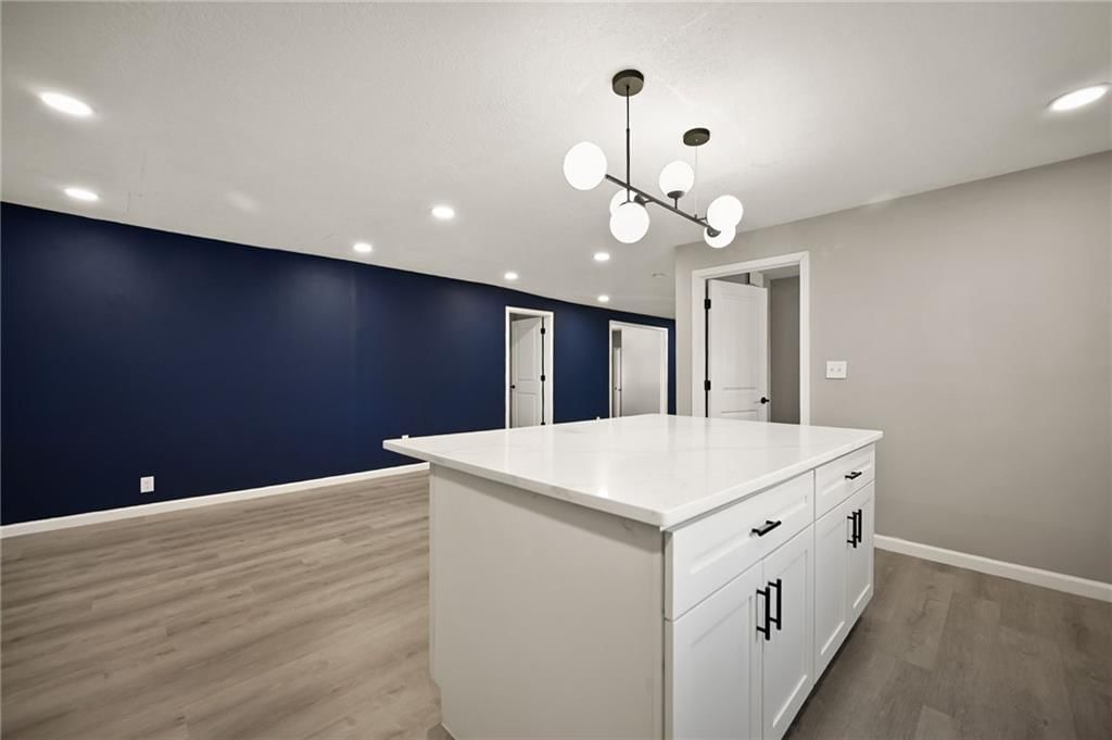 210 W Grand Street — photo 8