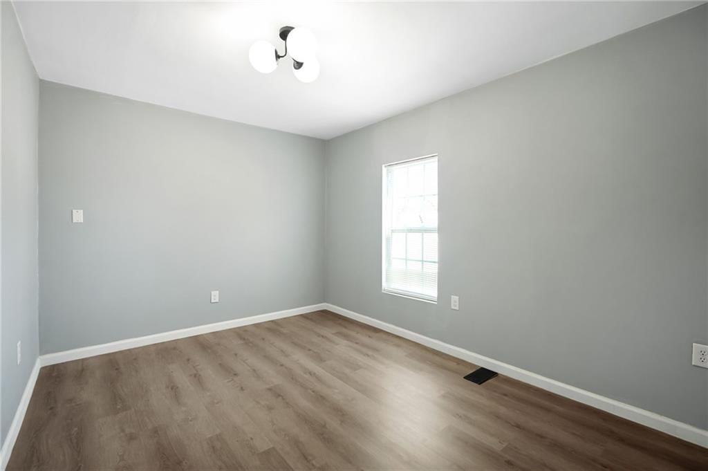 210 W Grand Street — photo 10