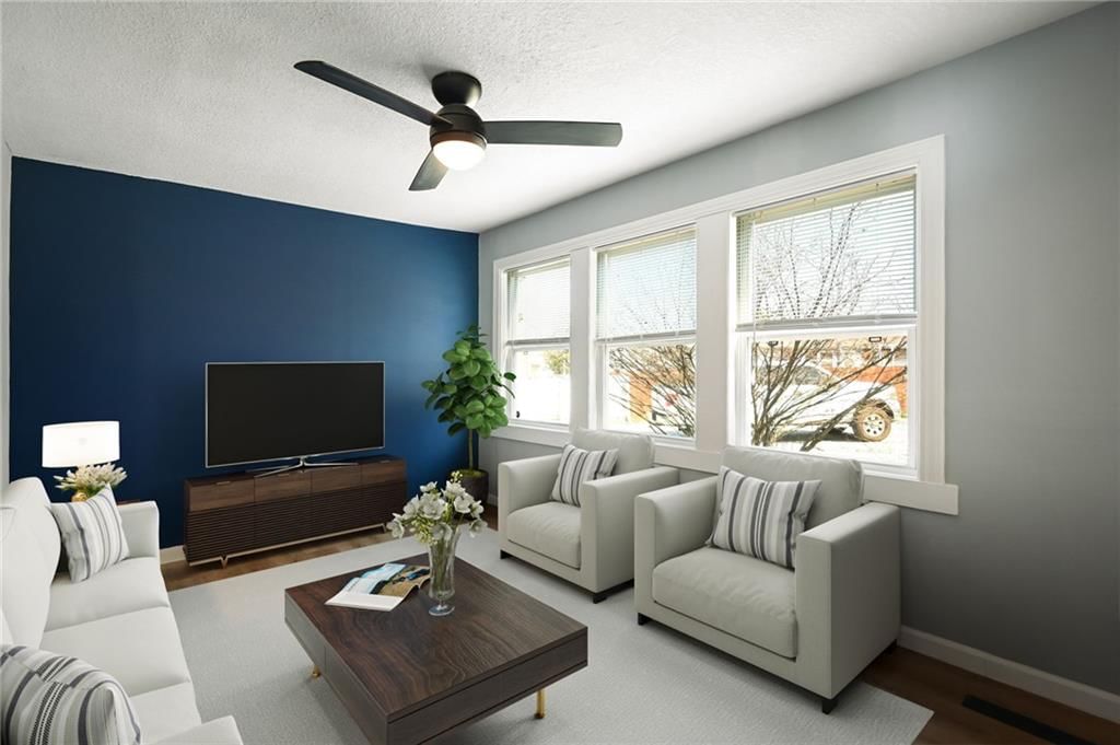 210 W Grand Street — photo 13