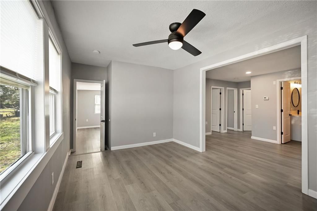 210 W Grand Street — photo 15