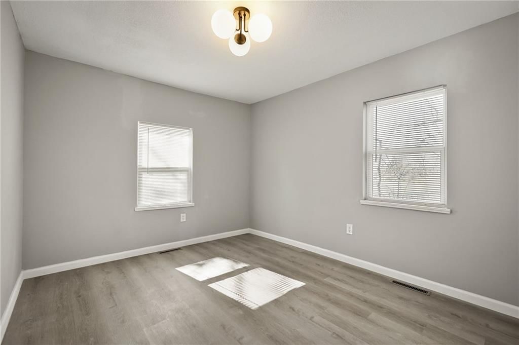 210 W Grand Street — photo 19