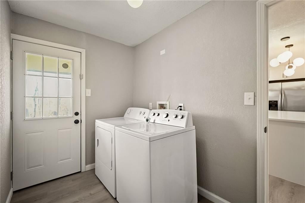 210 W Grand Street — photo 21