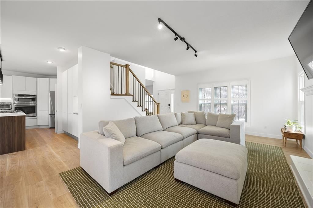 6134 N Amoret Avenue — photo 9