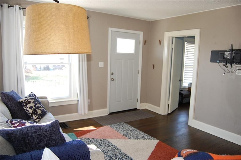 1726 Freeman Avenue — photo 2