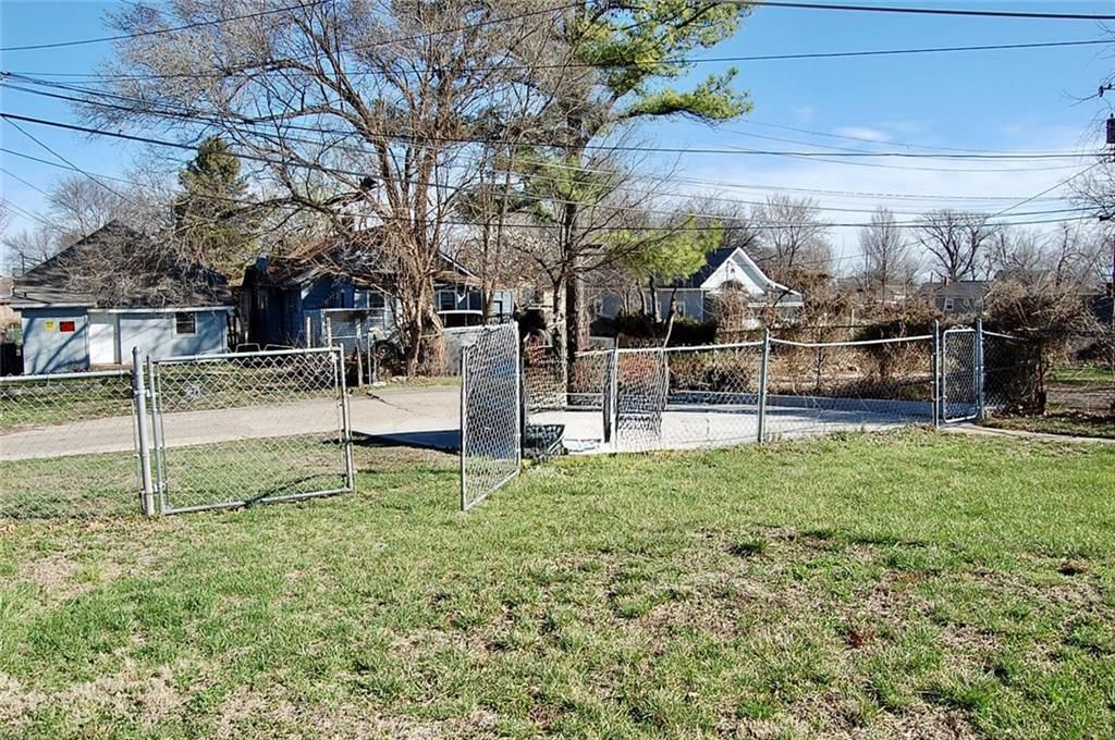 1726 Freeman Avenue — photo 34