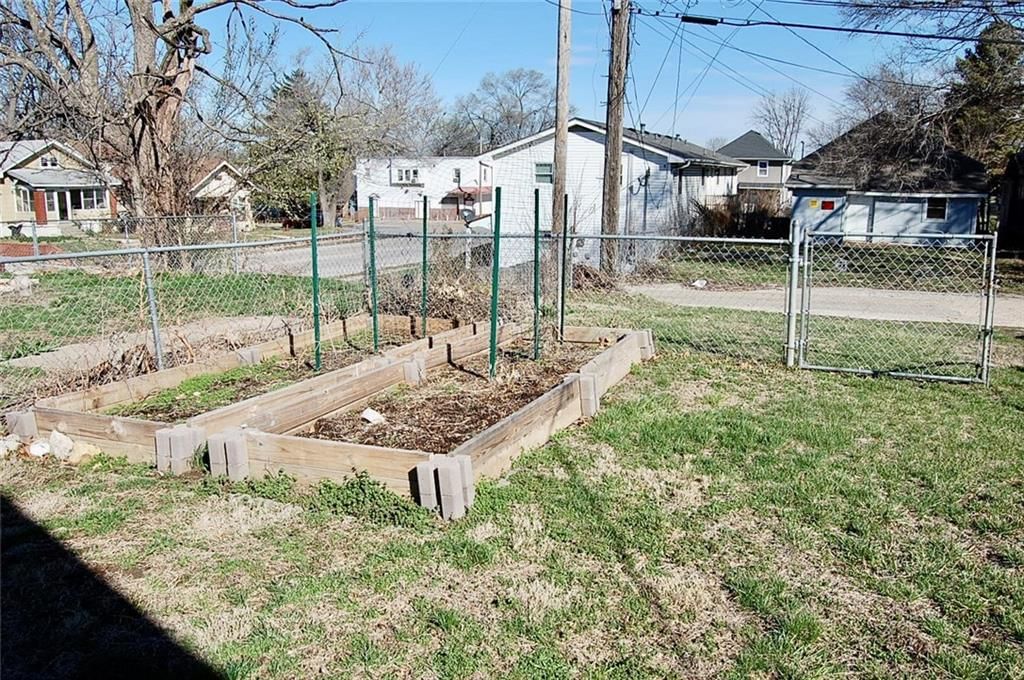 1726 Freeman Avenue — photo 35