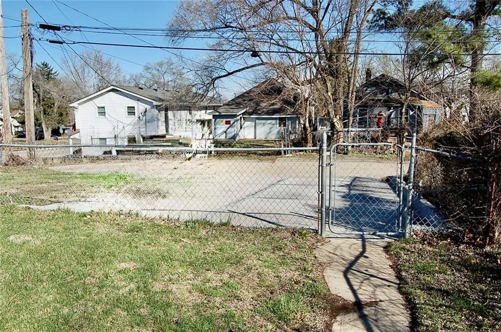 1726 Freeman Avenue — photo 36