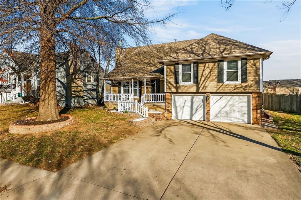 221 SE Bristol Drive — photo 2