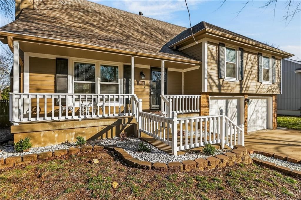 221 SE Bristol Drive — photo 3