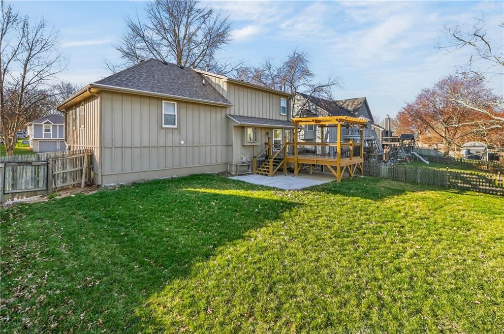 221 SE Bristol Drive — photo 4