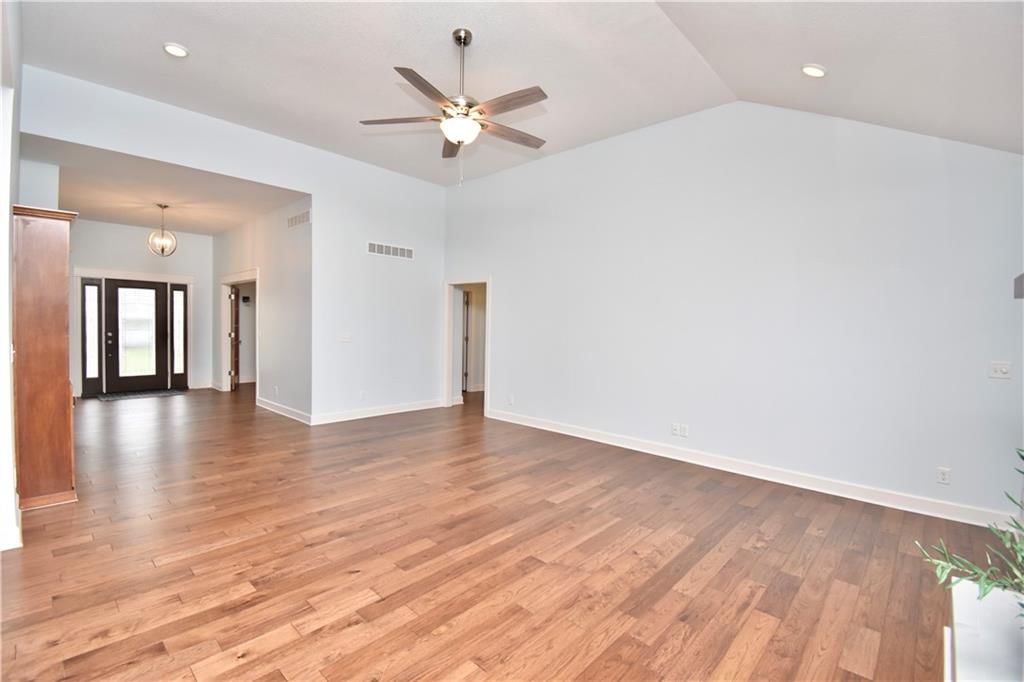 405 W 10th Street — photo 27