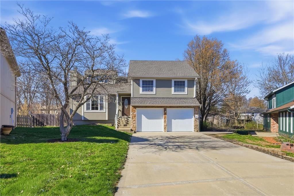 1916 NE Gatewood Drive, Lee's Summit, MO