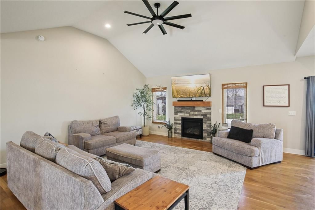 594 N Oakwood Lane — photo 3