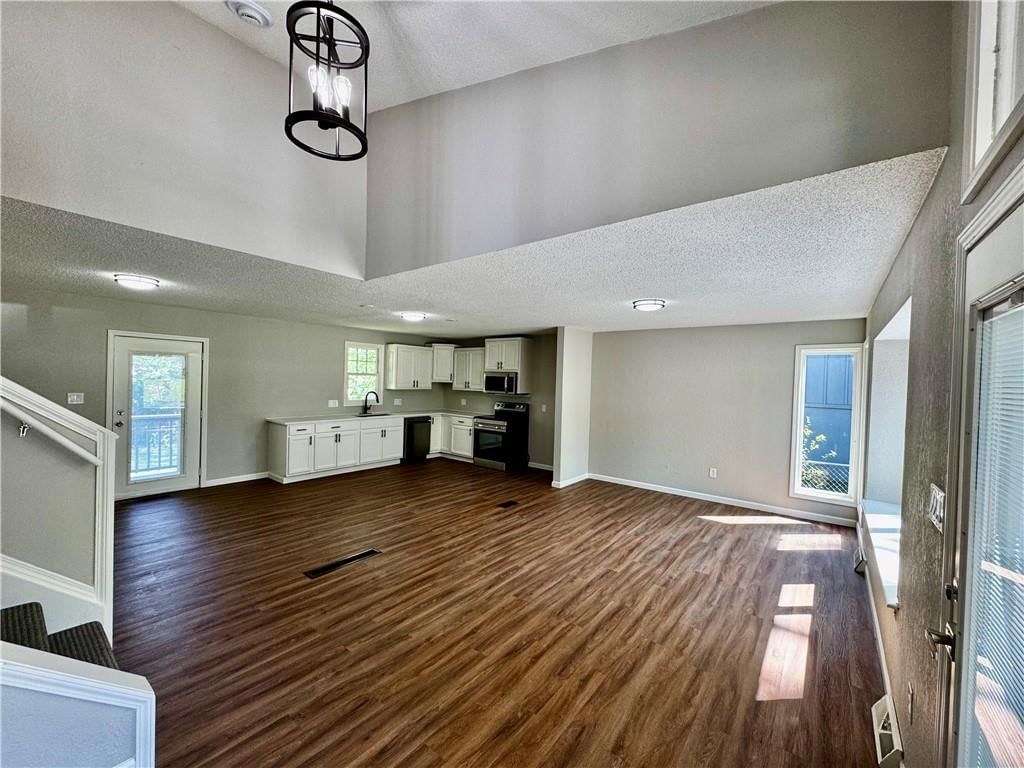 1621 N Belvidere Avenue — photo 3
