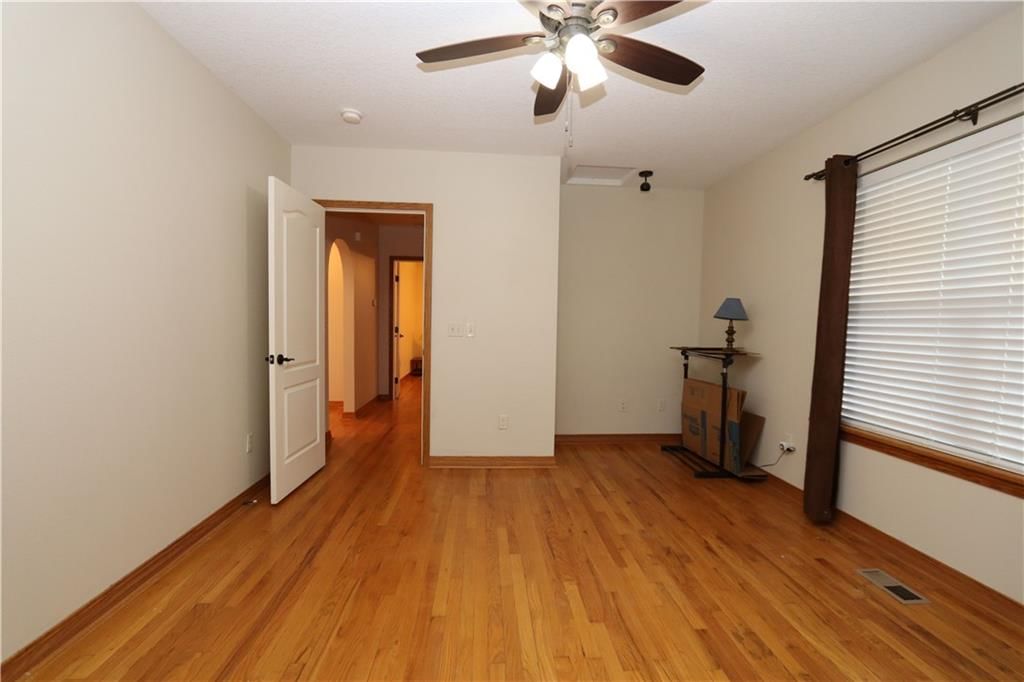 Photo 9 of 20 - 2402 S Kentucky Avenue, Joplin, MO 64804