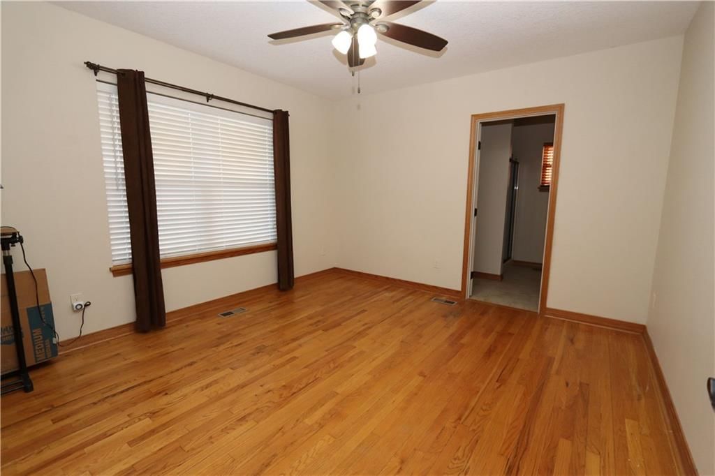 Photo 10 of 20 - 2402 S Kentucky Avenue, Joplin, MO 64804