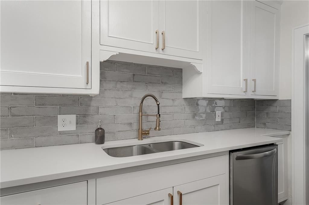 2532 Charlotte Street — photo 15