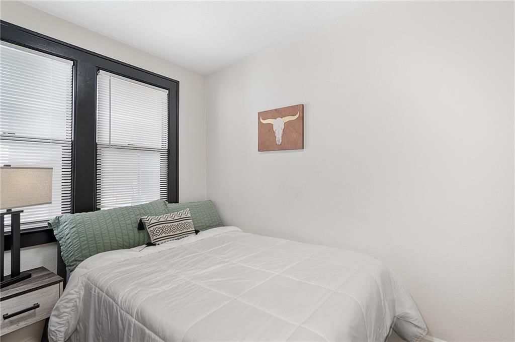 2532 Charlotte Street — photo 16