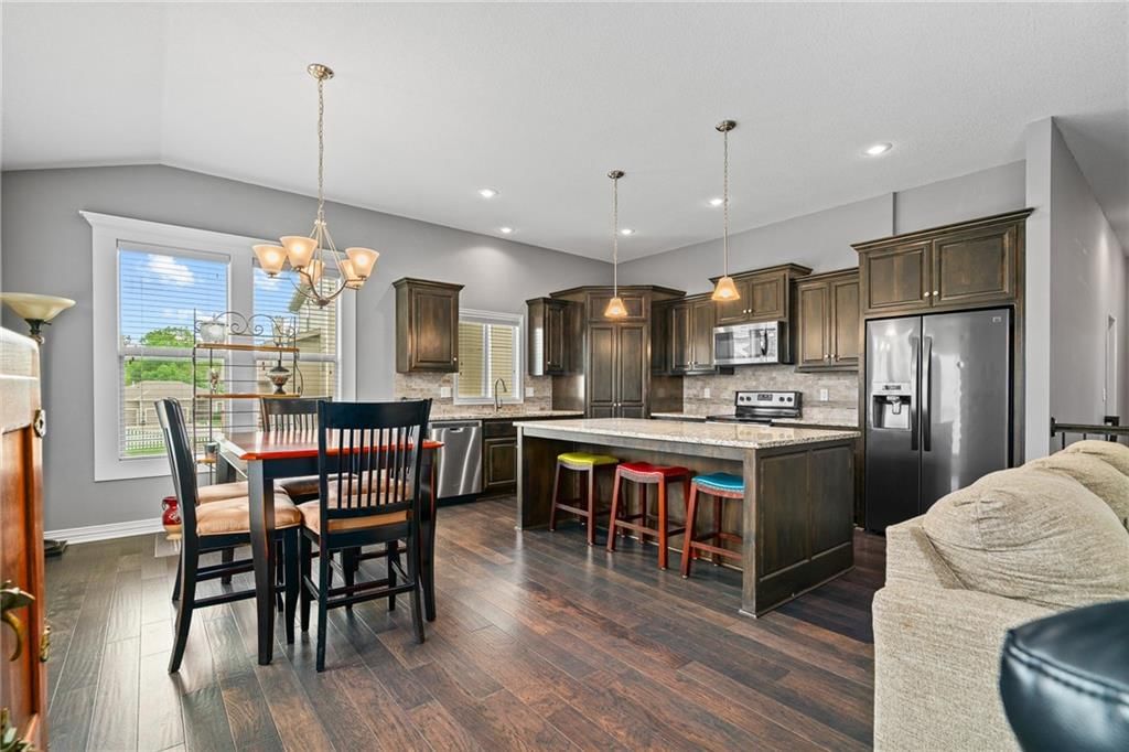 1206 Johnston Drive — photo 2