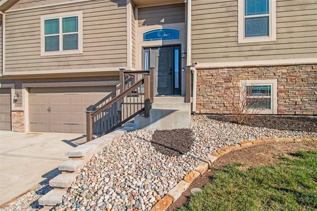 818 W Rader Street — photo 2