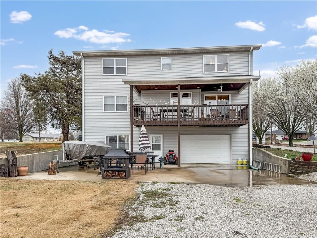 225 Crescent Drive — photo 2
