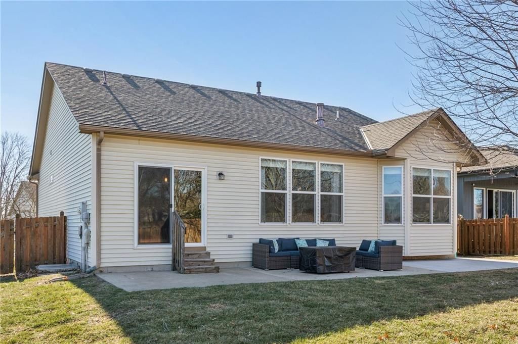 1022 SW Cheshire Drive — photo 2