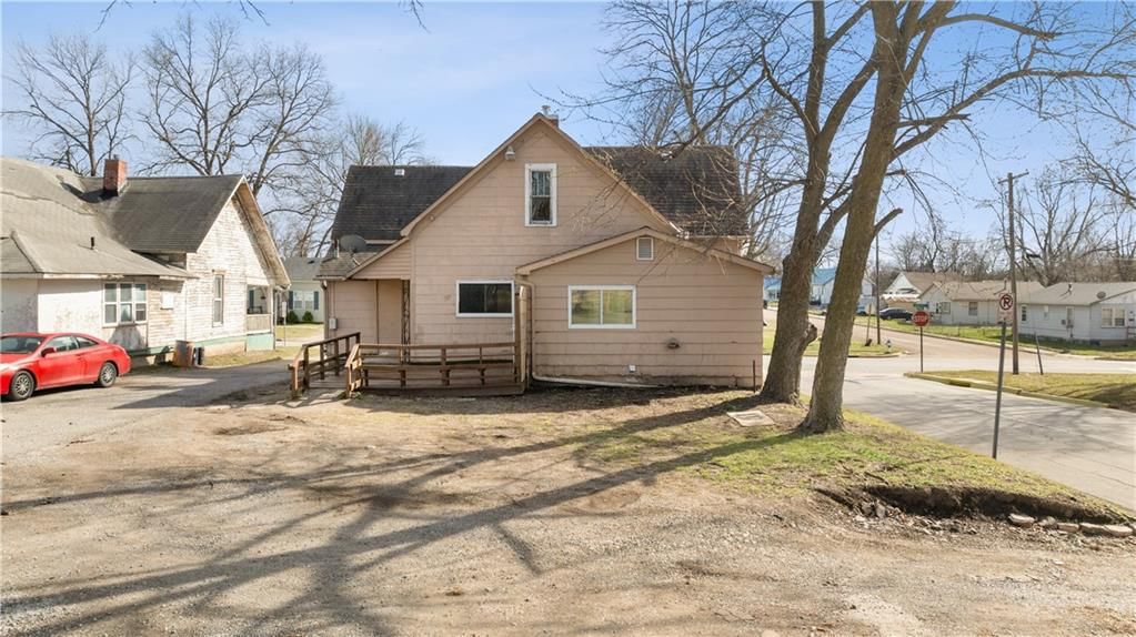 301 E Mitchell Street — photo 25
