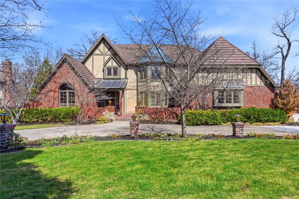 8461 Maplewood Lane, Lenexa, KS
