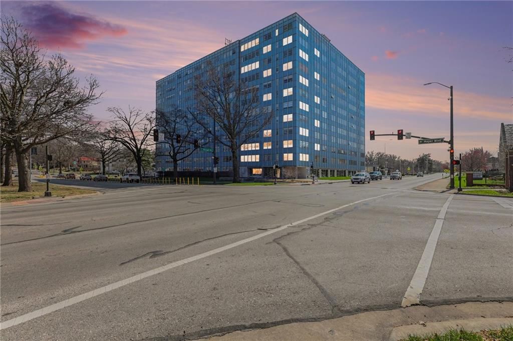 333 W Meyer Boulevard — photo 2