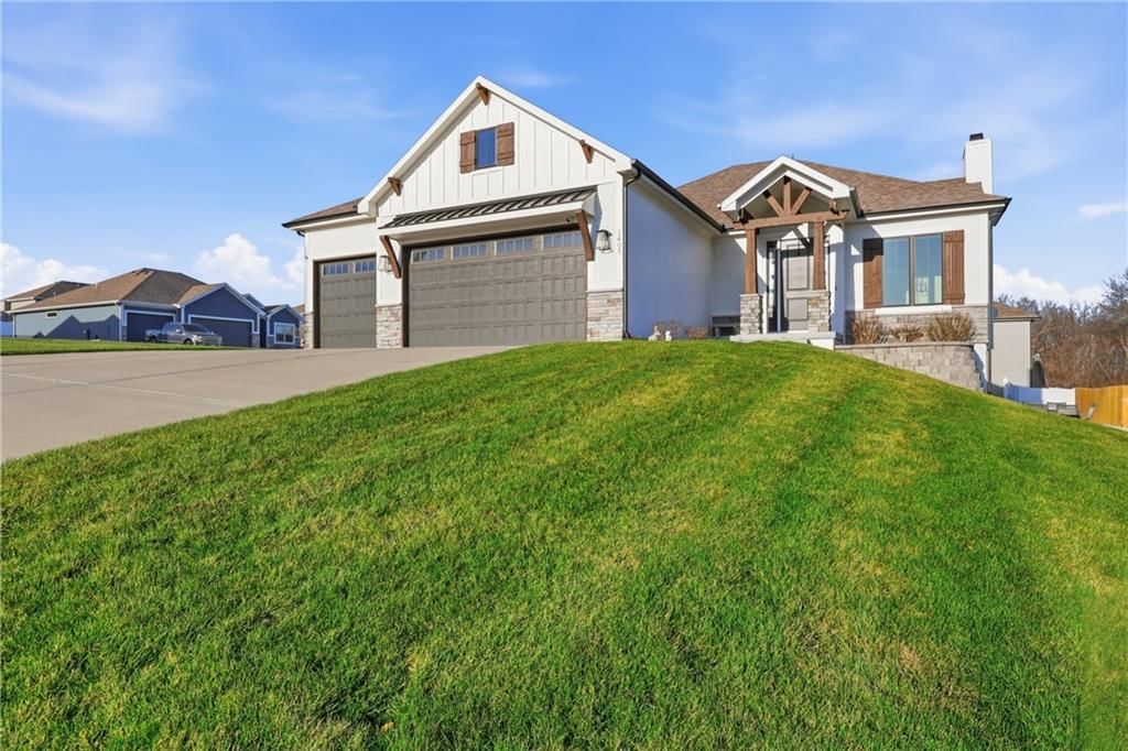 1405 NW Aspen Circle — photo 2