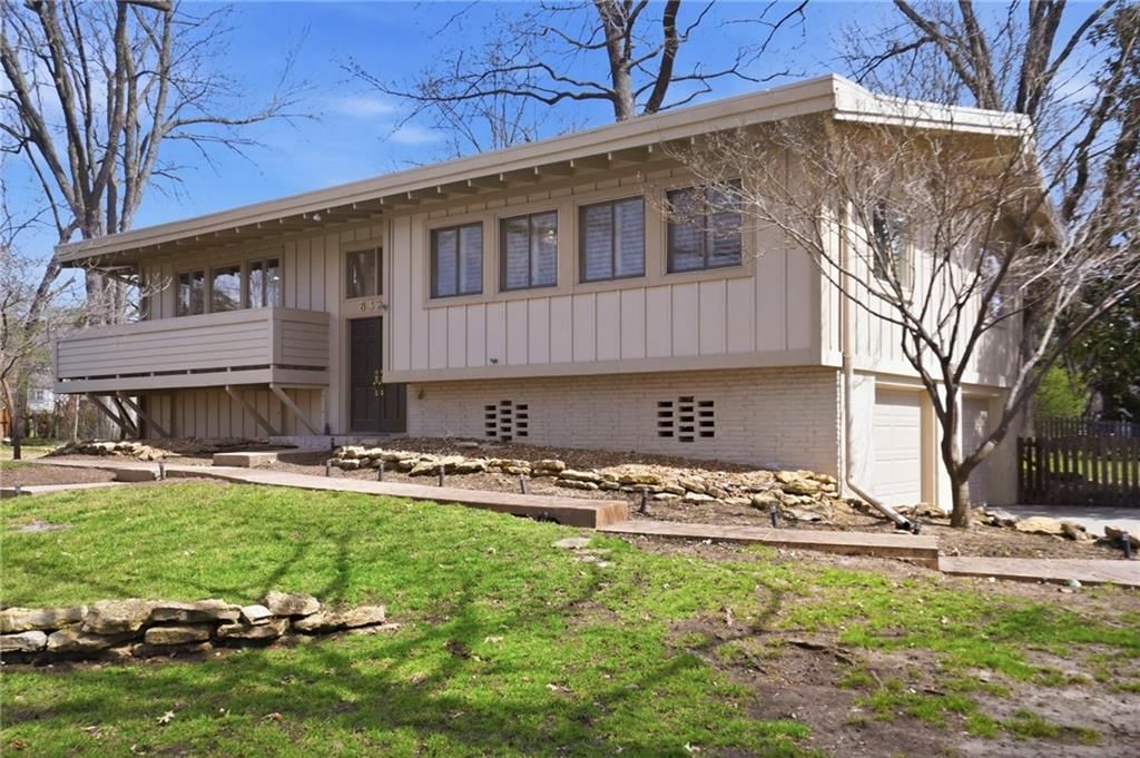 8329 Reinhardt Street, Prairie Village, KS